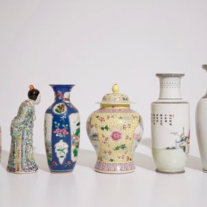 Cinq vases en porcelaine de Chine famille rose et une figure debout, 19/20ème — photo 2