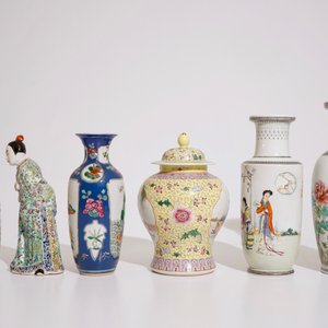 Cinq vases en porcelaine de Chine famille rose et une figure debout, 19/20ème — photo 4