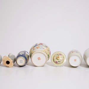 Cinq vases en porcelaine de Chine famille rose et une figure debout, 19/20ème — photo 5