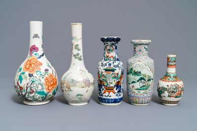 Cinq vases en porcelaine de Chine famille rose et verte, 19ème