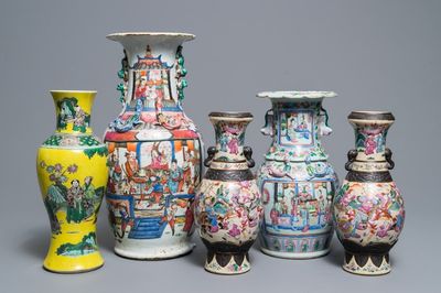 Cinq vases en porcelaine de Chine famille rose et verte, 19ème