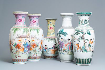 Cinq vases en porcelaine de Chine famille rose et verte, République
