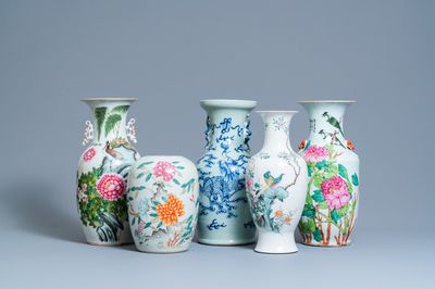 Cinq vases en porcelaine de Chine famille rose, qianjiang cai et céladon, 19/20ème