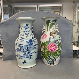 Cinq vases en porcelaine de Chine famille rose, qianjiang cai et céladon, 19/20ème — photo 18