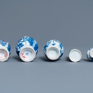 Cinq vases en porcelaine de Chine, la plupart en bleu et blanc, Kangxi — photo 7