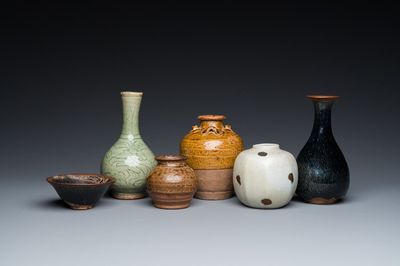 Cinq vases et un bol aux émaux monochromes, Chine, Yuan et postérieur