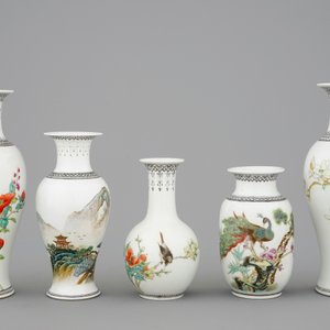Cinq vases et un plat en porcelaine de Chine famille rose, République, 20ème — photo 2