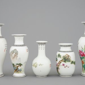Cinq vases et un plat en porcelaine de Chine famille rose, République, 20ème — photo 3