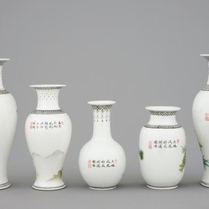 Cinq vases et un plat en porcelaine de Chine famille rose, République, 20ème — photo 4