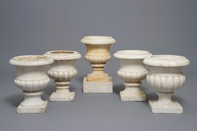 Cinq vases 'Medici' en marbre sculpté, Italie, 19ème