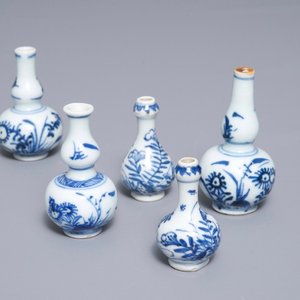 Cinq vases miniatures en porcelaine de Chine bleu et blanc, Kangxi — photo 1