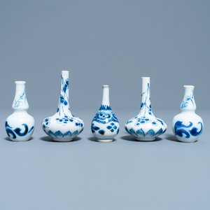 Cinq vases miniatures en porcelaine de Chine en bleu et blanc, Kangxi — photo 1