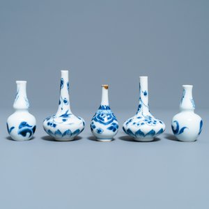 Cinq vases miniatures en porcelaine de Chine en bleu et blanc, Kangxi — photo 2