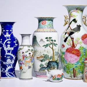 Cinq vases, un pot à pinceaux et une théière en porcelaine de Chine famille rose et bleu et blanc, 19/20ème — photo 1