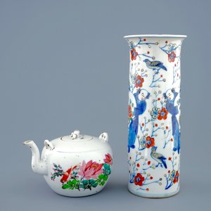 Cinq vases, un pot à pinceaux et une théière en porcelaine de Chine famille rose et bleu et blanc, 19/20ème — photo 2