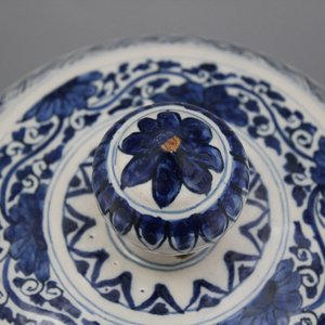 Cloche rare en faïence de Delft, bleu et blanc à la chinoiserie, Lambertus Van Eenhoorn, fin 17e — photo 1