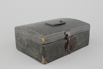 Coffre à documents en cuir avec serrure de forme de coeur, 17e-18e