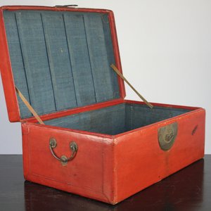 Coffre en cuir rouge, Chine, début 20e — photo 1