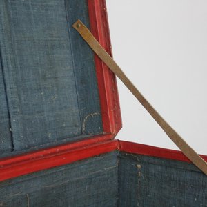 Coffre en cuir rouge, Chine, début 20e — photo 4