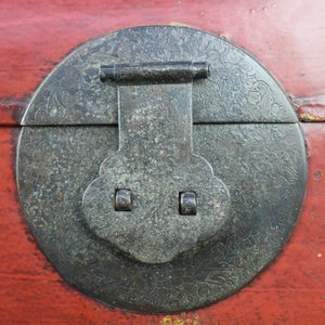 Coffre en cuir rouge, Chine, début 20e — photo 6