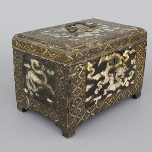 Coffre indo-portugais ou japonais laqué et incrusté de nacre, 19ème — photo 1