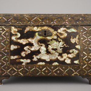 Coffre indo-portugais ou japonais laqué et incrusté de nacre, 19ème — photo 9