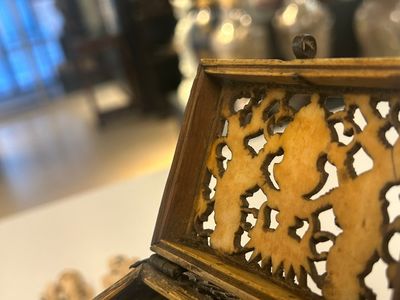 Coffret en os de morse réticulé aux montures en laiton, Kholmogory, Russie, 17ème — photo 1