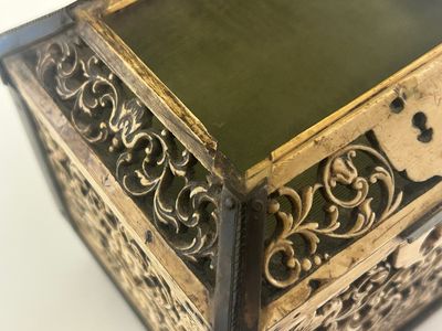 Coffret en os de morse réticulé aux montures en laiton, Kholmogory, Russie, 17ème — photo 3