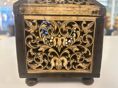 Coffret en os de morse réticulé aux montures en laiton, Kholmogory, Russie, 17ème — photo 4