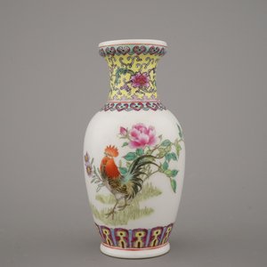 Collectie van 7 vazen in Chinees porselein, 20e eeuw — foto 5