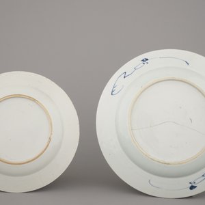 Collection d'assiettes, tasses et sous-tasses en porcelaine de Chine dont la plupart en bleu et blanc, 18e-19e — photo 8