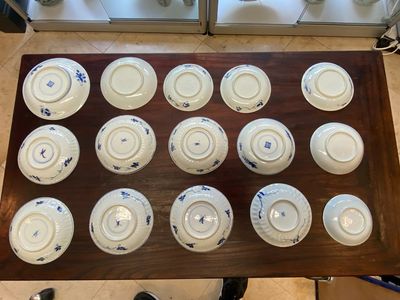 Collection de 15 tasses et 19 soucoupes en porcelaine de Chine en bleu et blanc, Kangxi/Yongzheng — photo 11