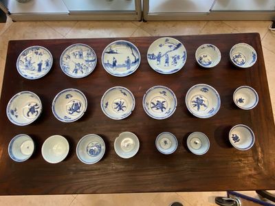 Collection de 15 tasses et 19 soucoupes en porcelaine de Chine en bleu et blanc, Kangxi/Yongzheng — photo 18