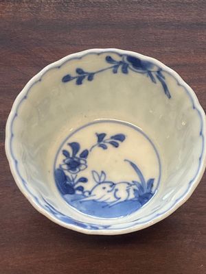 Collection de 15 tasses et 19 soucoupes en porcelaine de Chine en bleu et blanc, Kangxi/Yongzheng — photo 23