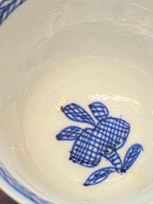 Collection de 15 tasses et 19 soucoupes en porcelaine de Chine en bleu et blanc, Kangxi/Yongzheng — photo 31