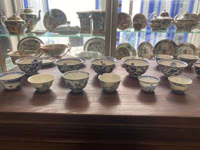 Collection de 15 tasses et 19 soucoupes en porcelaine de Chine en bleu et blanc, Kangxi/Yongzheng — photo 40