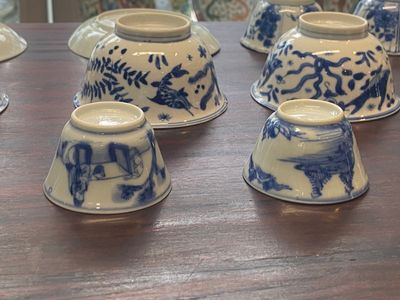 Collection de 15 tasses et 19 soucoupes en porcelaine de Chine en bleu et blanc, Kangxi/Yongzheng — photo 47