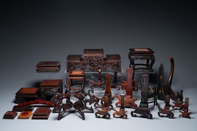 Collection de 26 socles variés en bois, 2 avec plateaux en marbre, Chine, 19/20ème