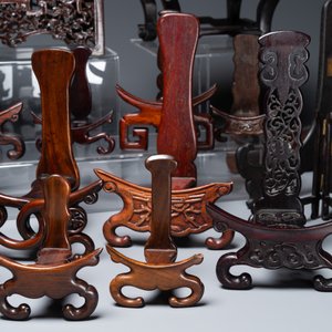 Collection de 26 socles variés en bois, 2 avec plateaux en marbre, Chine, 19/20ème — photo 5