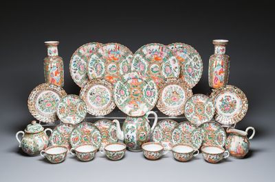 Collection de 28 pièces en porcelaine de Chine famille rose de Canton, 19ème