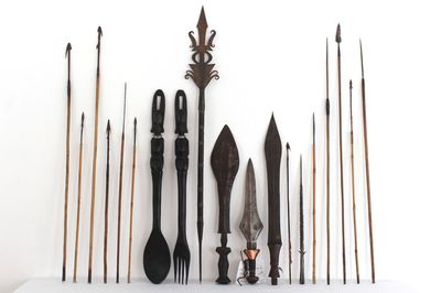 Collection de 44 lances et flèches diverses de tribus africaines, 19e-20e