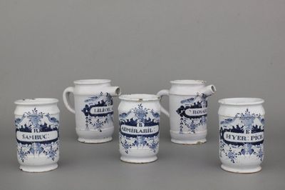Collection de 5 chevrettes à sirop et albarello en faïence de Delft, bleu et blanc, env. 1760