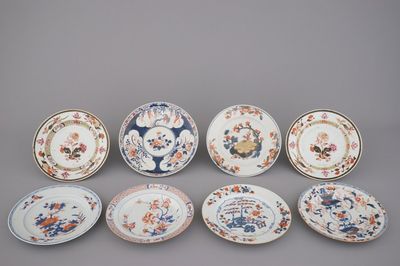 Collection de 8 assiettes Imari et famille rose, 18e