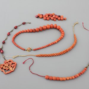 Collection de bijoux en corail rouge, Chine, 19e — photo 1