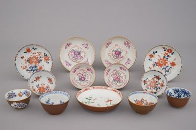 Collection de différentes tasses et sous-tasses en palette Imari et famille rose, 18e