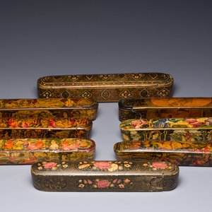 Collection de huit plumiers ou qalamdans en papier mâché laqué, art qajar, la Perse, 19ème — photo 1