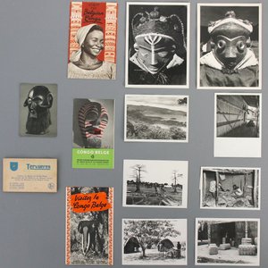Collection de photos en noir et blanc et de dépliants concernant le Congo belge — photo 1