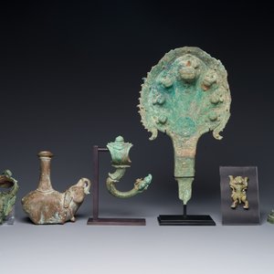 Collection de sculptures en bronze, de crochets de palanquin et d'un bougeoir, Cambodge, 13ème et avant — photo 2