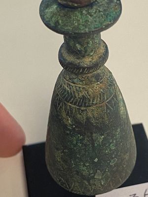 Collection de trois haches en bronze, un miroir et une idole anthropomorphe à deux têtes de dragon, Luristan, 2000 avant J.C et avant — photo 12