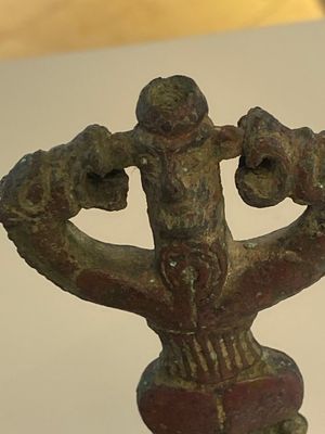 Collection de trois haches en bronze, un miroir et une idole anthropomorphe à deux têtes de dragon, Luristan, 2000 avant J.C et avant — photo 14